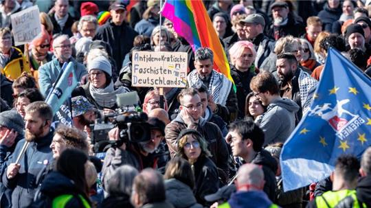 Ein Teilnehmer hält auf der Demonstration "Laut gegen rechts" ein Schild mit der Aufschrift "Antidemokratische Faschisten Deutschlands" (Symbolbild).