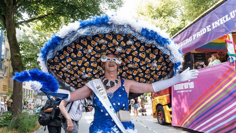 Airbus-Mitarbeiter setzen Zeichen beim CSD in Hamburg Ein Teilnehmer präsentiert sich bunt kostümiert auf der Demonstration zum Christopher Street Day (CSD).