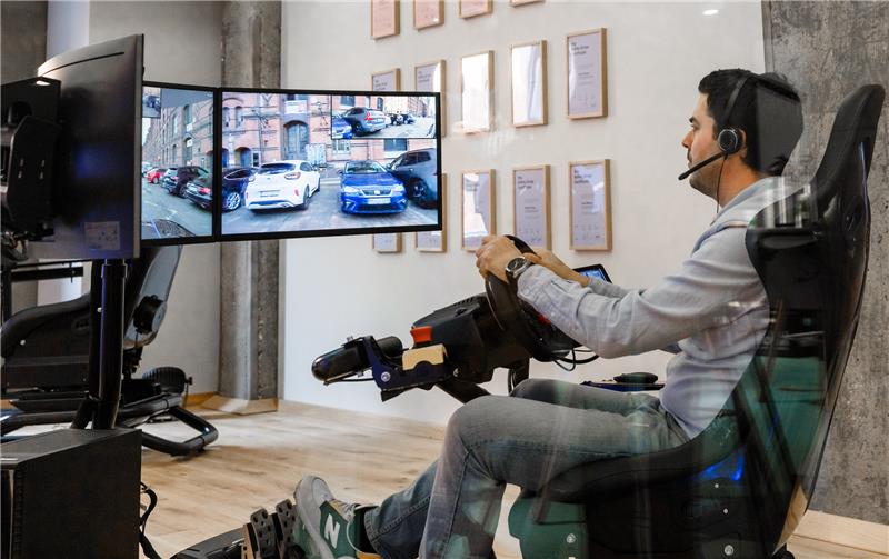 Telefahrer sollen Hamburger ans Ziel bringen Ein Telefahrer des Mobilitätsanbieters Vay steuert ein Auto per Fernsteuerung. Die Fahrzeuge werden so, ohne Fahrer im Auto, punktgenau zum Kunden gefahren und bereitgestellt, und nach der Fahrt wieder per Telefahrer geparkt oder weitergefahren. Foto: Markus Scholz/dpa