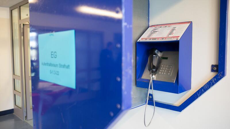 Ein Telefon für Privatgespräche in einem Gebäude der JVA Billwerder.