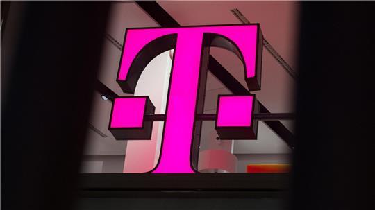 Ein Telekom-Logo strahlt in Magenta - für den Konzern sind die Behördenpläne eine gute Nachricht. 