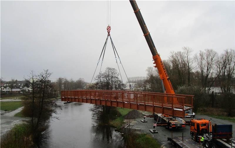 Ein Teleskopkran hebt die 25 Meter lange und 20 Tonnen schwere Brücke an ihren Platz. Fotos: Karl-Bernhard Müller