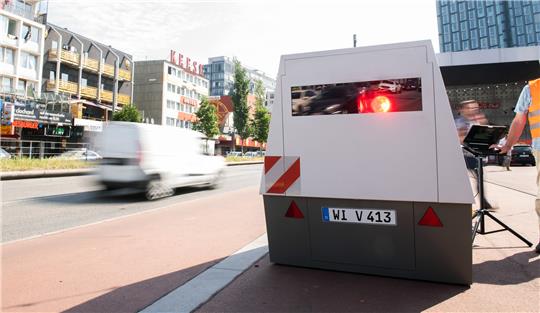 Ein Tempomessgerät steht während einer Pressevorführung an der Reeperbahn. Foto: Daniel Reinhardt/dpa