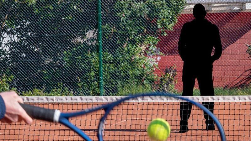 Bremerhavener Tennis-Trainer soll mindestens 14 Schüler missbraucht haben Ein Tennistrainer soll mindestens 14 seiner Schüler sexuell belästigt oder missbraucht haben.