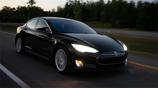Ein Tesla-Fahrer ist trauriger Spitzenreiter der Raser in Drochtersen (Symbolbild).
