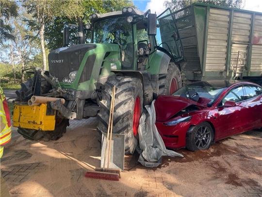 Ein Tesla ist in Stade mit einem Traktor kollidiert. Foto: Feuerwehr Stade