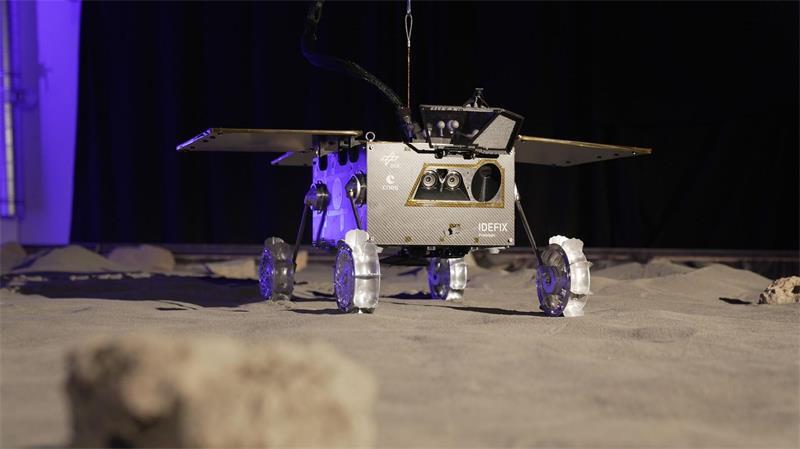 Ein Testrover steht auf einem Testfeld bei einer Vorführung zum Start einer Mission zum Marsmond Phobos mit dem deutsch-französischen Rover „Idefix“.