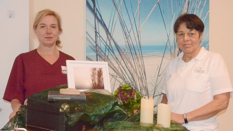 Palliativstation in der Klinik Dr. Hancken: Wo Sterben zum Arbeiten dazugehört Ein Thema des Lebens ist der Tod, sagen Krankenschwester und Stationsleitung Manuela Beier (links) und Psychoonkologin Theresa Kapitza von der Klinik Dr. Hancken. So wird der Tisch am Bett eines verstorbenen Patienten hergerichtet.