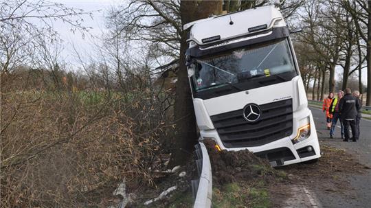 Ein Tiertransporter ist am Dienstagmorgen in Gnarrenburg in den Seitenraum geraten. Infolge des Unfalls verendeten rund 2.500 Hühner,  die der Lkw geladen hatte.