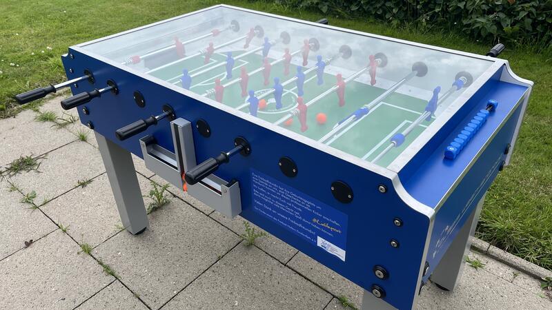 Ein Tischkicker steht kostenlos zum Spielen bereit.