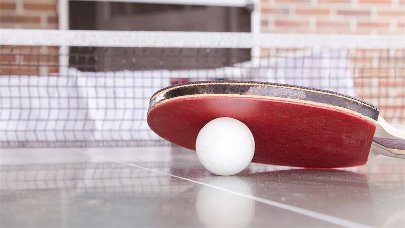 Kreismeisterschaften sind ein Erfolg auf allen Ebenen Ein Tischtennisball und ein Schläger liegen auf einer Tischtennisplatte.
