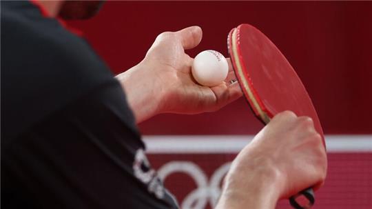 Ein Tischtennisspieler schlägt den Ball auf.