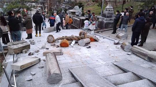 Ein Torii-Tor ist nach einem Erdbeben an einem Schrein in Kanazawa, Präfektur Ishikawa beschädigt.