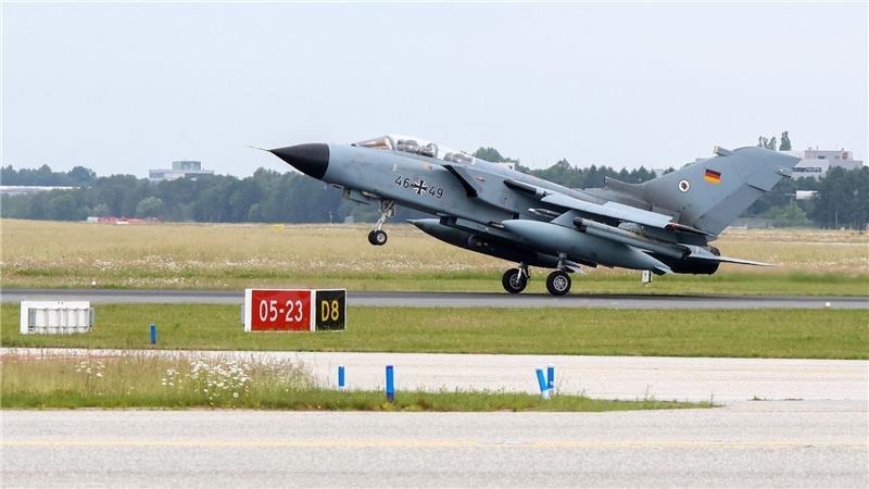 Ein Tornado-Kampfflugzeug der Bundeswehr muss am Samstagvormittag einen Triebwerkstest am Hamburger Flughafen machen. (Archivbild)