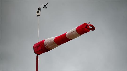 Ein Tornado hat das nordrhein-westfälische Gronau getroffen. Laut Deutschem Wetterdienst blieben weitere Unwetter in Deutschland aber weniger heftig als zunächst erwartet. (Symbolbild) 