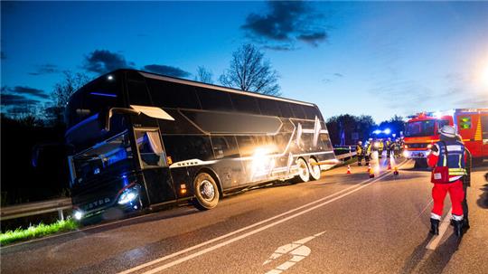Ein Tourbus hängt auf der Auffahrt zur Autobahn A24 in Richtung Berlin an der Leitplanke. Der mit sieben Personen besetzte Bus war am Morgen von der Straße abgekommen, die Insassen blieben unverletzt.