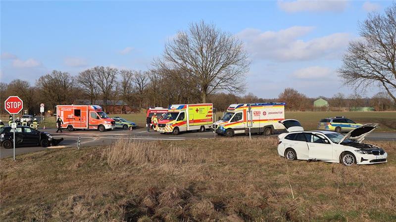 Autos kollidieren auf der B3 - Sieben Verletzte Ein Toyota und ein BMW sind auf der Bundesstraße 3 bei Buxtehude-Ketzendorf kollidiert.