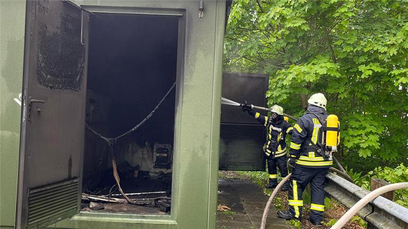 Ein Trafo-Häuschen ist an der B74 in Hagenah ausgebrannt. Foto: Battmer