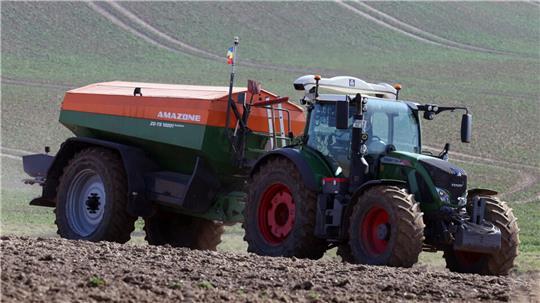 Ein Traktor auf einem landwirtschaftlichen Feld. In Schiffdorf kam es zu einem schweren Unfall mit einem fünfjährigen Kind.