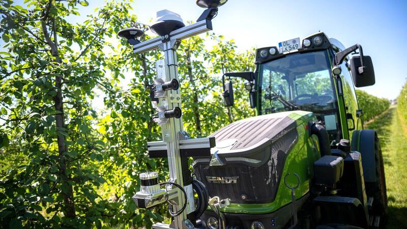 KI auf Obstplantagen im Alten Land: Schädlinge besser erkennen Ein Traktor, ausgestattet mit Technik aus dem Projekt „SAMSON“ fährt durch die Baumreihen.