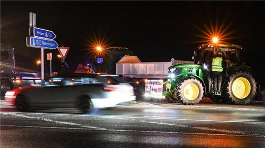 Ein Traktor blockiert die Autobahnzufahrt der A31 in Richtung Meppen.
