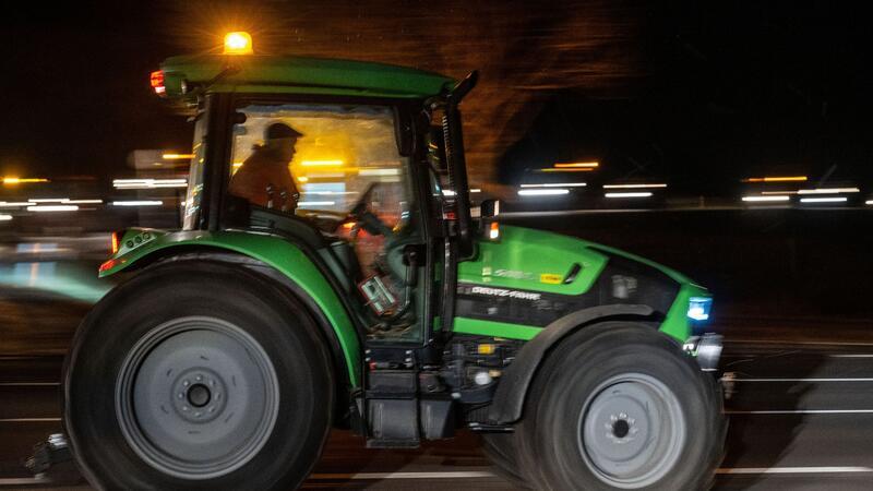 Bauern blockieren Anschlussstelle Oyten auf der Autobahn 1 Ein Traktor fährt inmitten einer Kolonne.