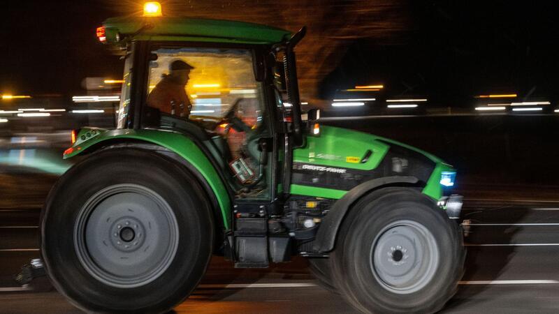 Bauernproteste: Weitere Kolonnenfahrten Ein Traktor fährt inmitten einer Kolonne.