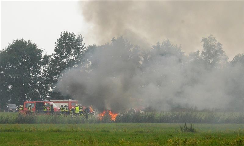 Ein Traktor ist in Schwinge am Donnerstagvormittag in Flammen aufgegangen. Fotos Fehlbus/Dammann