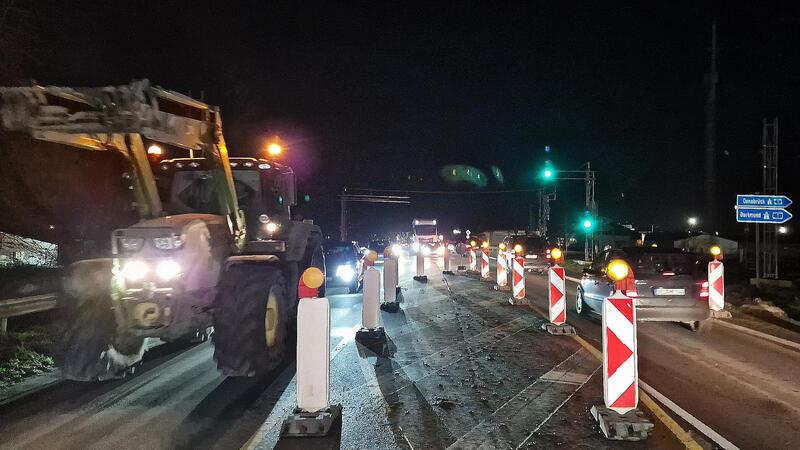 Hausfriedensbruch: Bauern-Aufmarsch vor Haus von Ministerin Staudte Ein Traktor verlangsamt den Verkehr bei einer Protestaktion die Auffahrt auf die A1 bei Neuenkirchen-Vörden im Landkreis Vechta.