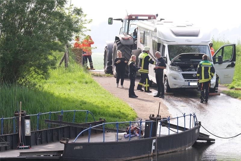 Wohnmobil nach Unfall aus der Oste gefischt Ein Traktor zog das Wohnmobil zurück an Land. Foto: Hillyer-Funke/Feuerwehren Oldendorf-Himmelpforten