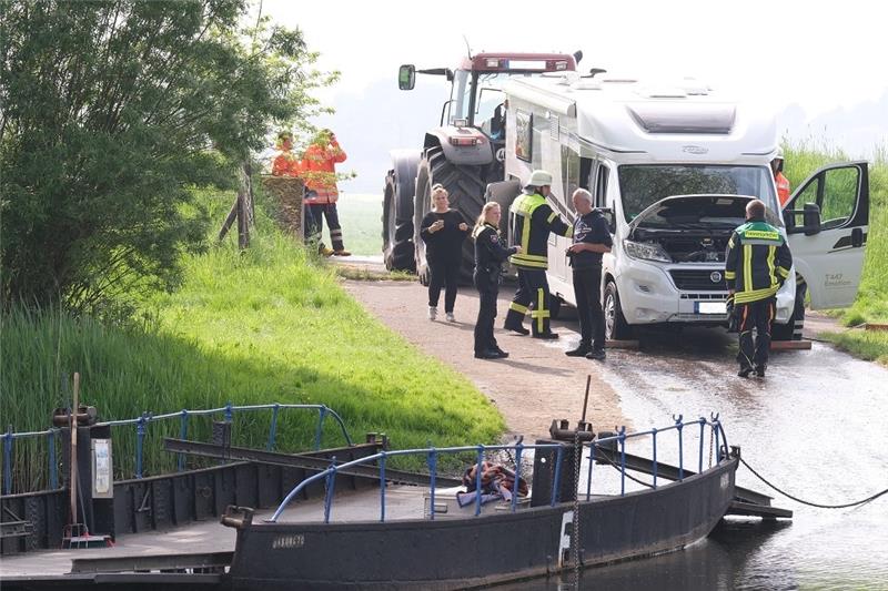 Ein Traktor zog das Wohnmobil zurück an Land. Foto: Hillyer-Funke/Feuerwehren Oldendorf-Himmelpforten