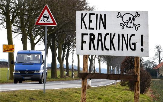 Ein Transparent mit Totenkopf und der Aufschrift „Kein Fracking!“. Foto: Holger Hollemann/dpa