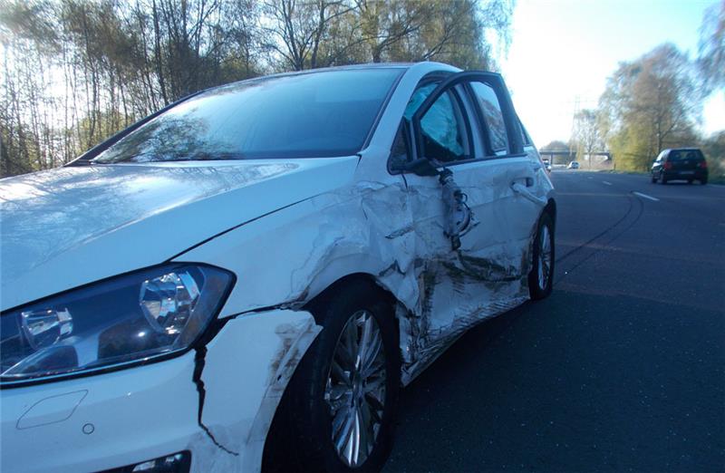 Ein Transporter geriet auf der L111 auf die Gegenfahrbahn und kollidierte seitlich mit diesem Golf. Foto: Polizei