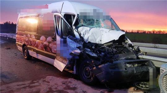 Ein Transporter und ein Sattelzug sind auf der Autobahn 1 kollidiert, ein Mann wurde schwer verletzt.