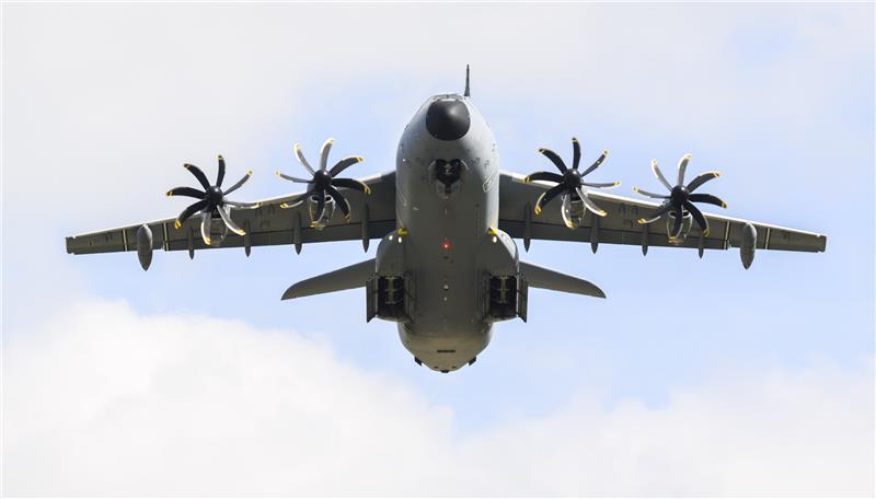 Ein Transportflugzeug Airbus A400M der Luftwaffe startet am Fliegerhorst Wunstorf zu einem Hilfsflug nach Libyen. Foto: Julian Stratenschulte/dpa
