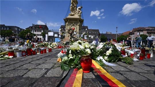 Ein Trauerkranz des Bundespräsidenten liegt auf dem Marktplatz in Mannheim.