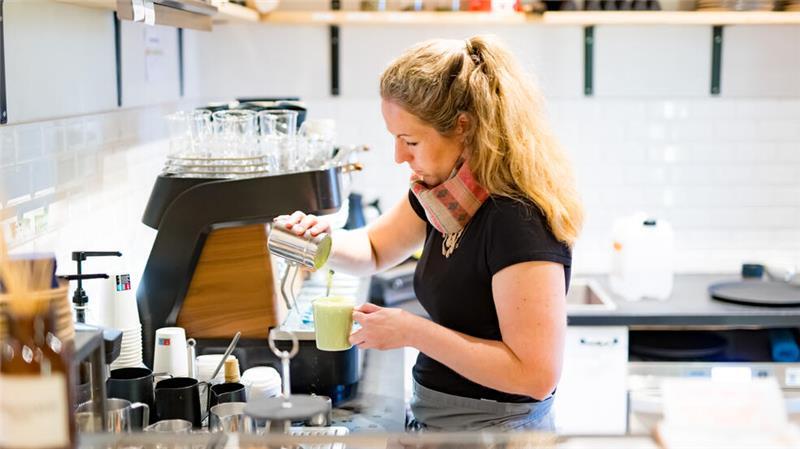 Aus der IT in die Gastronomie: So gelang Julia Strasser der Neustart Ein Traum, den viele verfolgen: Julia Strasser betreibt ein eigenes Café - das «Barista Sistar».