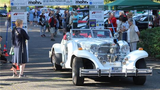 Ein Traum in Weiß: Roland und Dennis Albrecht in ihrem Excalibur Roadster aus dem Jahr 1981.