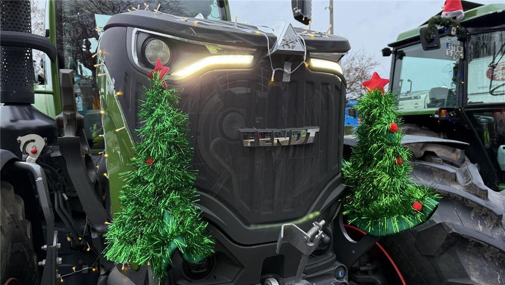 Ein Trecker ist mit Weihnachtsbäumen verziert. 