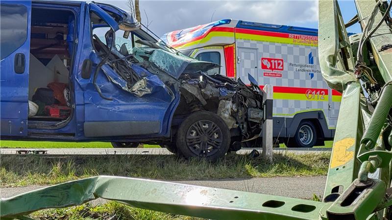 Ein Trecker und ein Transporter sind bei einem schweren Unfall zwischen Maschen und Stelle kollidiert.