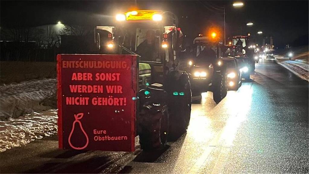 Ein Treckerkonvoi demonstriert kurz vor dem Airbus-Werk in Finkenwerder. Im Hint...