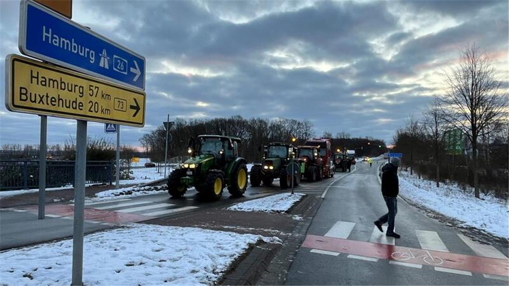 Ein Treckerkonvoi unterwegs.
