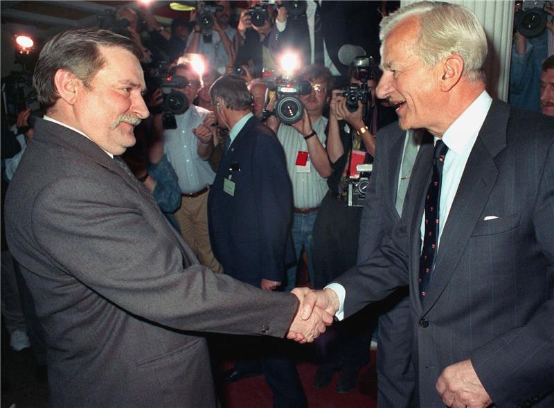 Ein Treffen zwischen dem damaligen Bundespräsident Richard von Weizsäcker (r) und dem polnischen Arbeiterführer Lech Walesa 1990 in Danzig.
