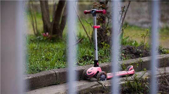 Ein Tretroller steht vor dem Einfamilienhaus in der Region Hannover, in dem sich die Tat ereignete.