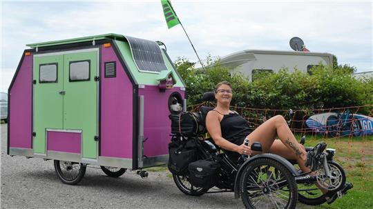Ein Trike, ein Hund und ein Fahrrad-Wohnwagenanhänger machen Claudia Chomses Radlervergnügen perfekt.Foto: Scheiter