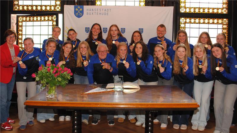 Ein Triumph für den BSV Handball: Die Spielerinnen der A-Jugend und ihr Trainer- und Betreuerteam trugen sich ins Goldene Buch der Hansestadt Buxtehude ein.