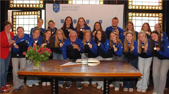 Ein Triumph für den BSV Handball: Die Spielerinnen der A-Jugend und ihr Trainer- und Betreuerteam trugen sich ins Goldene Buch der Hansestadt Buxtehude ein.