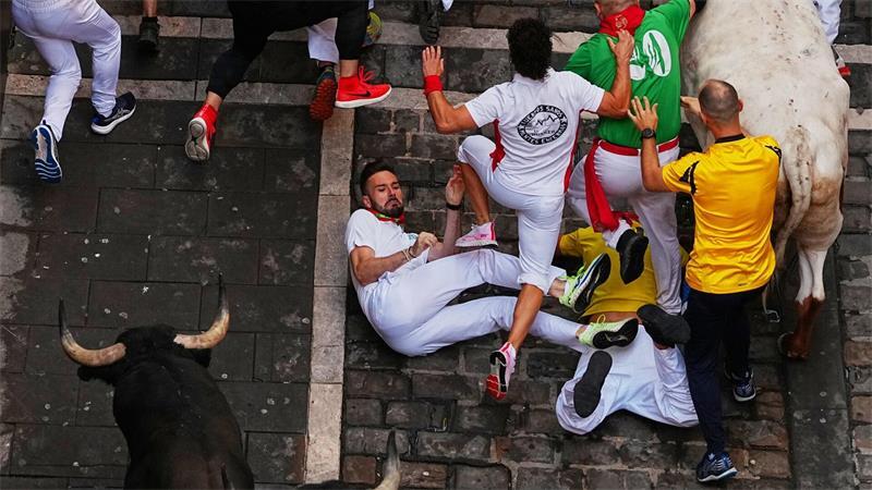 Viele Verletzte bei dritter Stierhatz in Pamplona Ein US-Amerikaner war unter den Verletzten.
