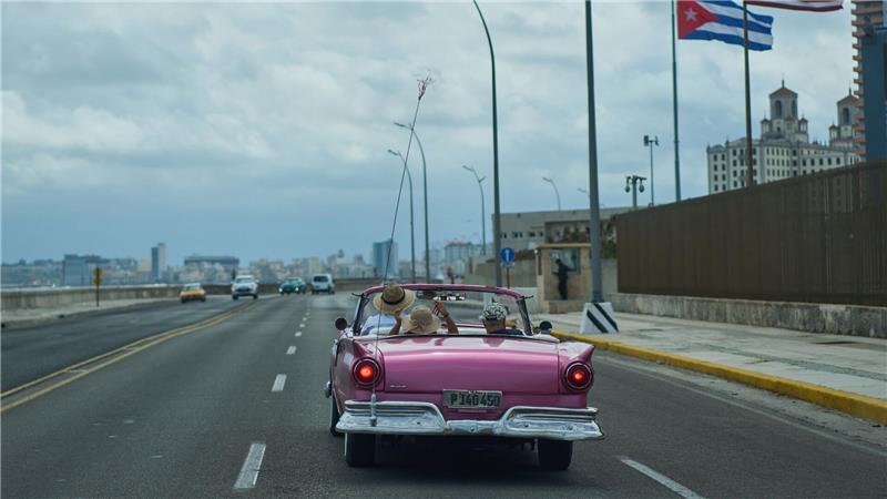 Ein US-Oldtimer transportiert Touristen an der US-Botschaft in Havanna vorbei.