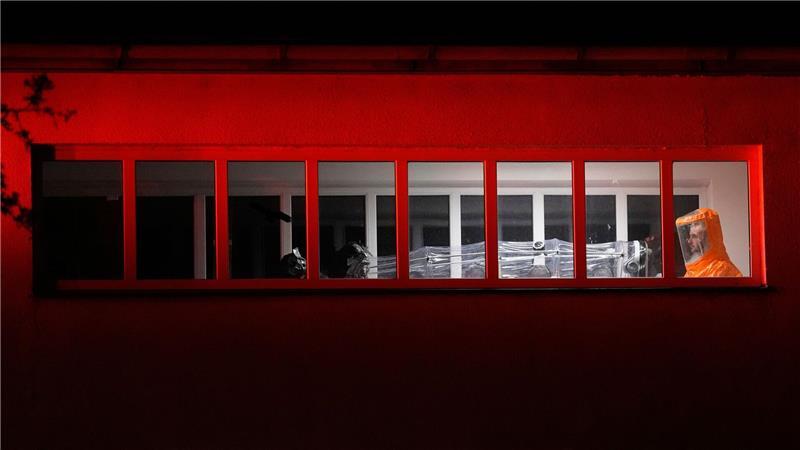 Ein US-amerikanischer Arzt, der Kontakt zu Ebola-Infizierten in Uganda hatte, ist in einem Krankenhaus in Prag angekommen.